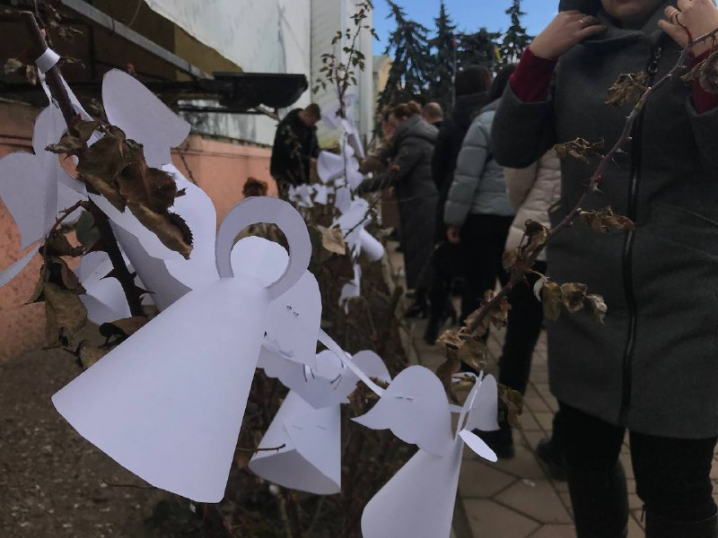 День Героїв Небесної Сотні: у Чернівцях пройшла тиха акція "Ангели пам'яті" День Героїв Небесної Сотні: у Чернівцях пройшла тиха акція "Ангели пам'яті"