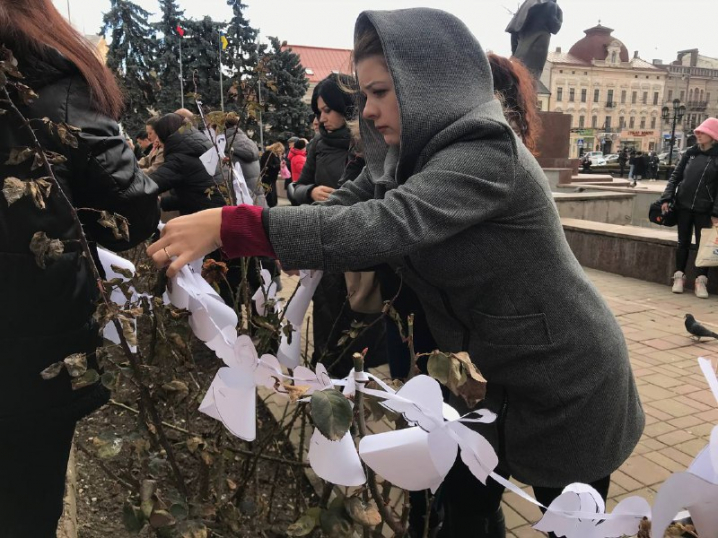 День Героїв Небесної Сотні: у Чернівцях пройшла тиха акція "Ангели пам'яті" День Героїв Небесної Сотні: у Чернівцях пройшла тиха акція "Ангели пам'яті"
