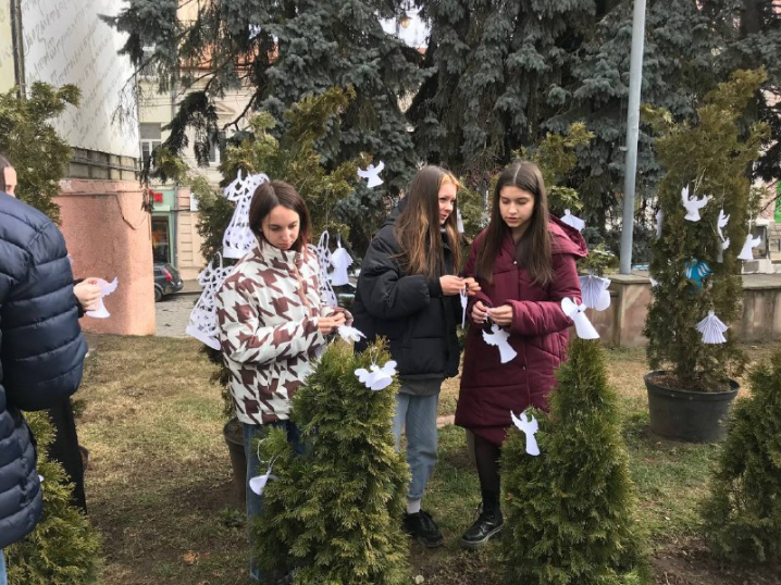 День Героїв Небесної Сотні: у Чернівцях пройшла тиха акція "Ангели пам'яті" День Героїв Небесної Сотні: у Чернівцях пройшла тиха акція "Ангели пам'яті"