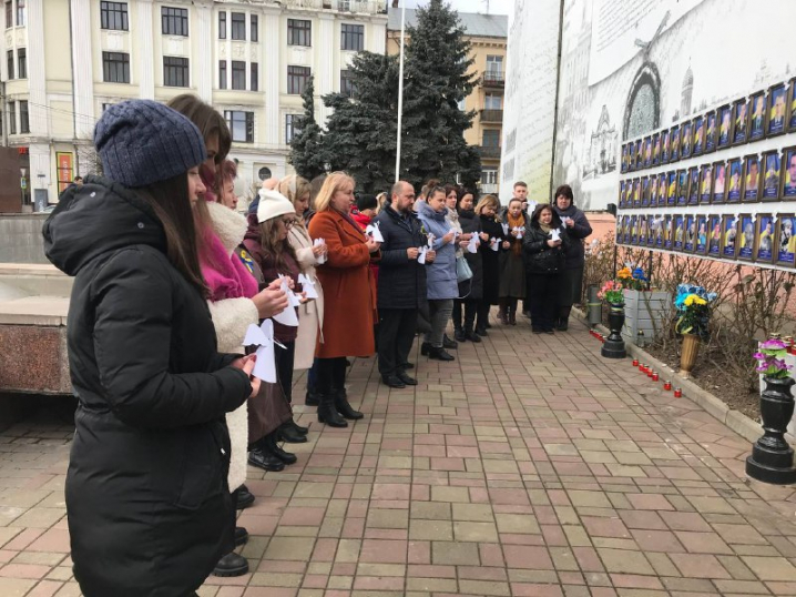 День Героїв Небесної Сотні: у Чернівцях пройшла тиха акція "Ангели пам'яті" День Героїв Небесної Сотні: у Чернівцях пройшла тиха акція "Ангели пам'яті"