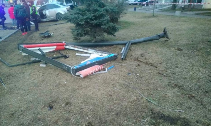 У Чернівцях на проспекті Незалежності водій протаранив знак, сіті-лайт та електроопору У Чернівцях на проспекті Незалежності водій протаранив знак, сіті-лайт та електроопору