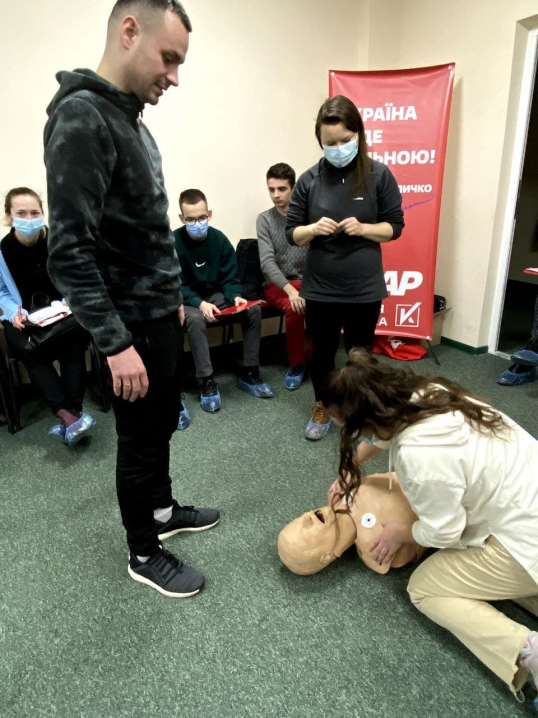 Не панікувати, а рятувати! Чернівецький «УДАР Віталія Кличка» розпочав цикл тренінгів з першої домедичної допомоги