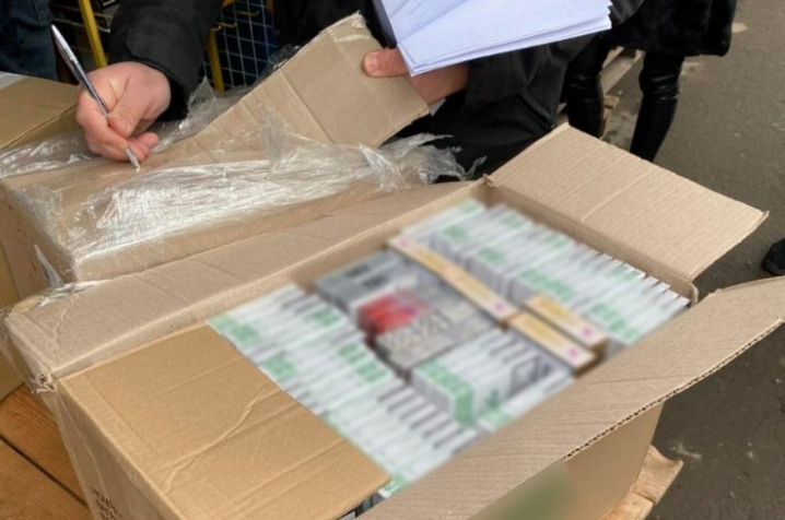 На ринку в Чернівцях поліцейські вилучили більше 15 тисяч пачок контрафактних сигарет
