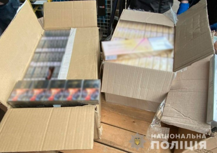 На ринку в Чернівцях поліцейські вилучили більше 15 тисяч пачок контрафактних сигарет