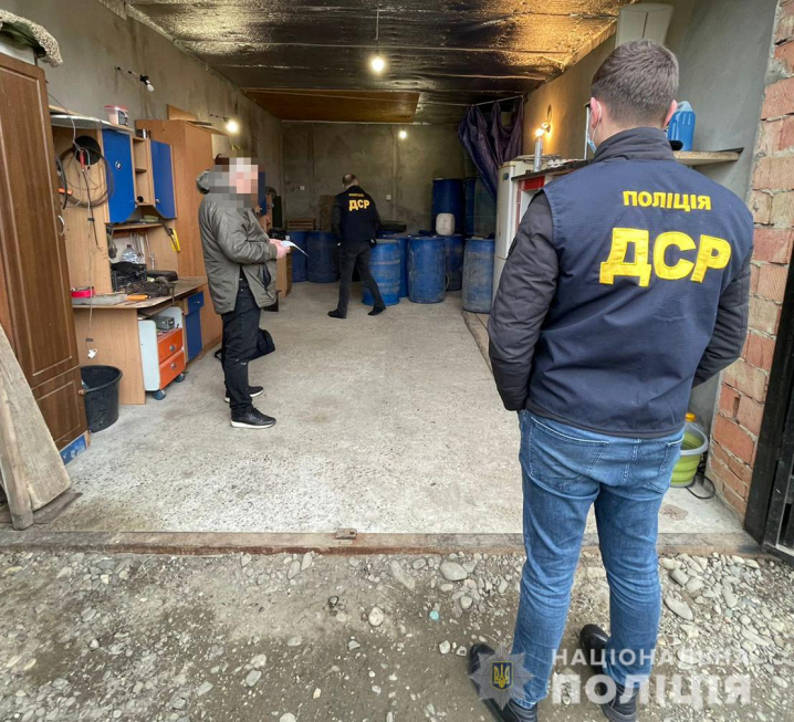 Виготовляли та продавали фальсифікований алкоголь: на Буковині поліцейські викрили злочинну групу