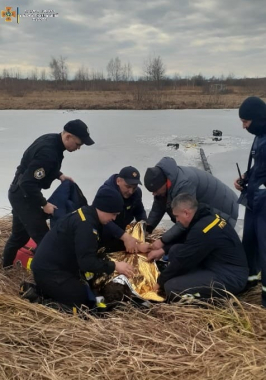 Ледь не потонув: на Прикарпатті надзвичайники врятували чоловіка який провалився під кригу(фото)