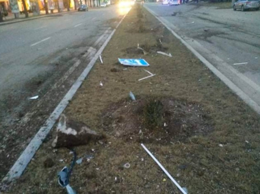 У Чернівцях на проспекті Незалежності водій протаранив знак, сіті-лайт та електроопору