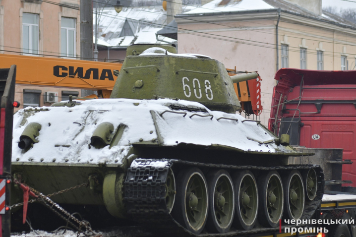 У Чернівцях демонтували з постаменту "танк Нікітіна"