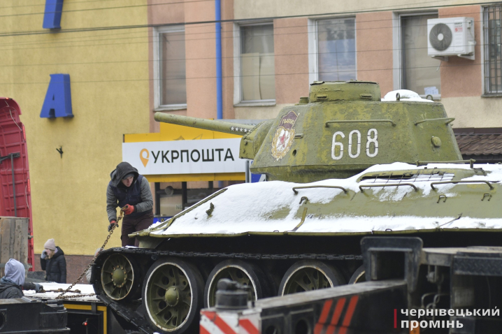 У Чернівцях демонтували з постаменту "танк Нікітіна"
