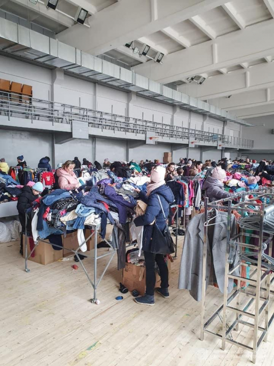 Безкоштовний одяг та взуття для переселенців роздають в гуманітарному штабі Буковини