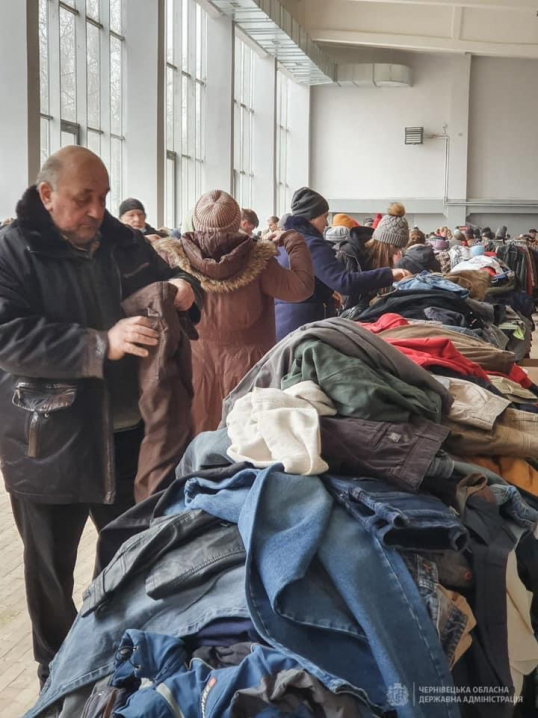 Безкоштовний одяг та взуття для переселенців роздають в гуманітарному штабі Буковини