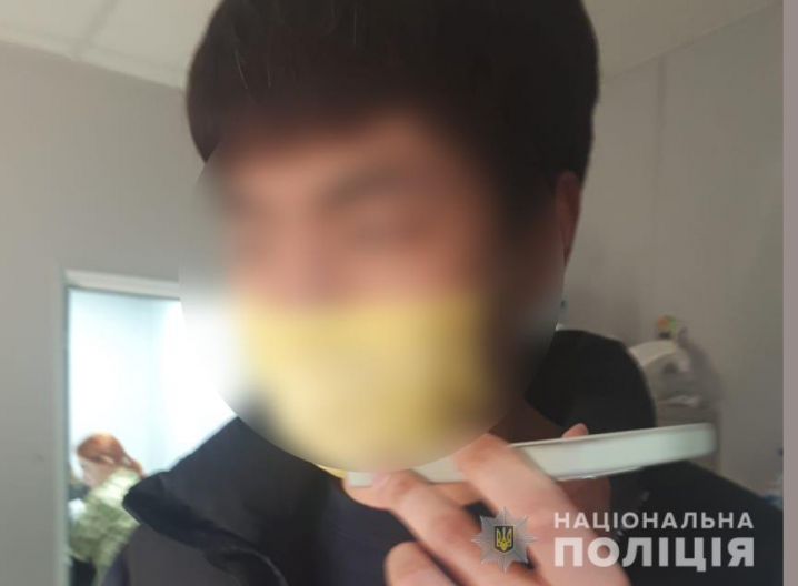 Двоє китайців намагались незаконно вивезти з України немовлят, яких народили сурогатні матері