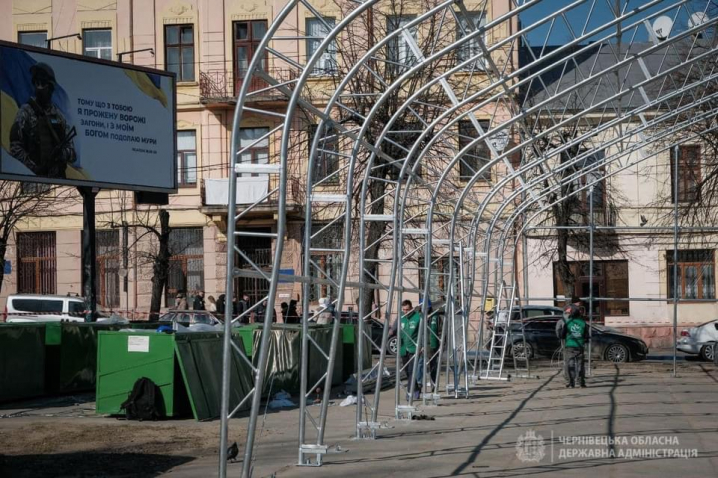 Стало відомо, що конструюють на Соборній площі у Чернівцях 