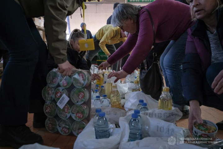 З волонтерського штабу Буковини відправили 1000 тонн харчів та 350 тонн одягу