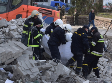 З-під завалів обстріляної Миколаївської ОДА дістали вже 7 загиблих людей
