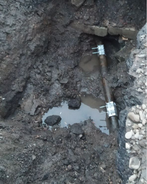 У Чернівцях під час ремонту вулиці Кармелюка каналізаційний люк залили асфальтом - водоканал