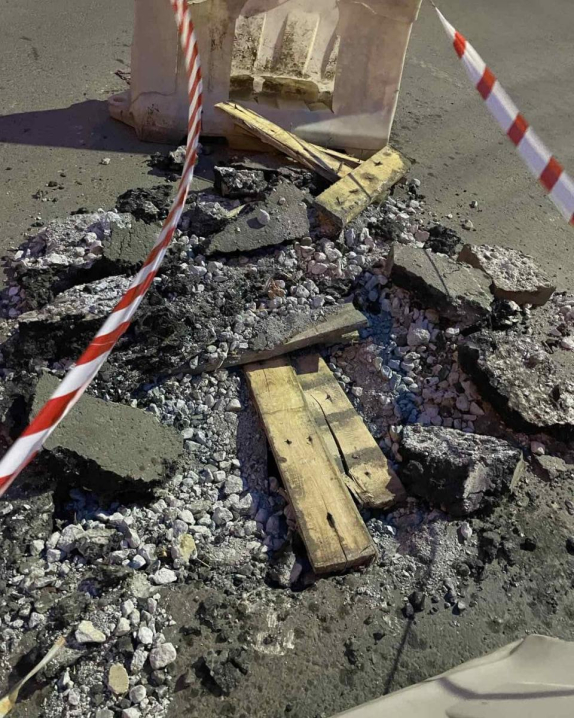 У Чернівцях під час ремонту вулиці Кармелюка каналізаційний люк залили асфальтом - водоканал