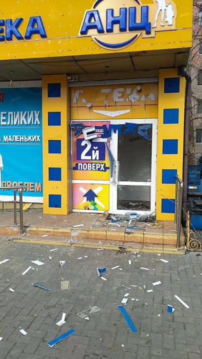 Біля зупинки у Миколаєві розірвалися касетні снаряди: є загиблі