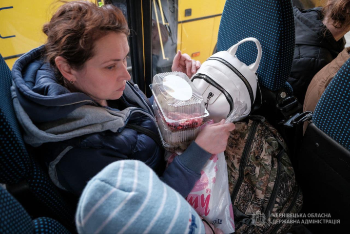 Врятовано понад 400 людей: у Чернівці прибув евакуаційний потяг із Покровська, що на Донеччині