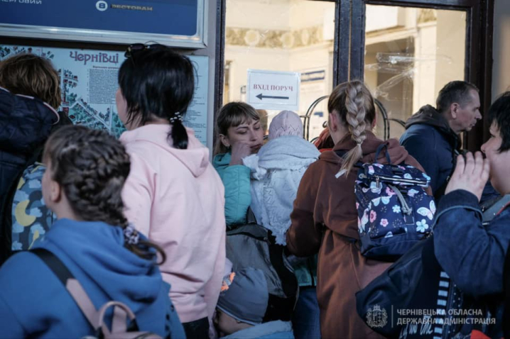 Потяг у безпечне місце: до Чернівців прибуло ще 600 людей зі Сходу України