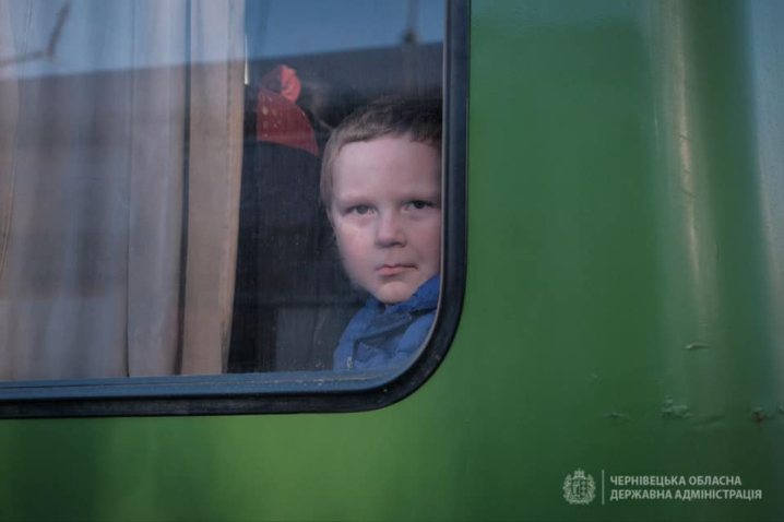 Потяг у безпечне місце: до Чернівців прибуло ще 600 людей зі Сходу України