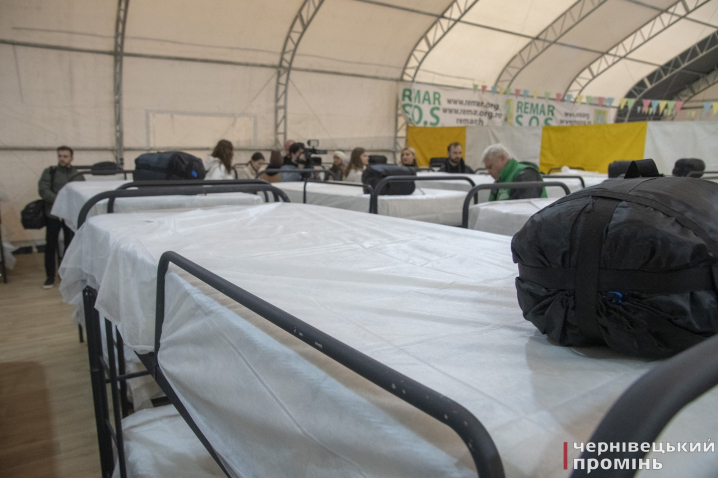 Іспанські доброчинці розгорнули гуманітарну базу на Соборній площі у Чернівцях