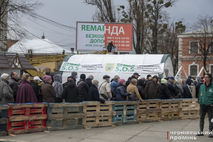 Іспанські доброчинці розгорнули гуманітарну базу на Соборній площі у Чернівцях