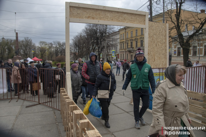 Іспанські доброчинці розгорнули гуманітарну базу на Соборній площі у Чернівцях