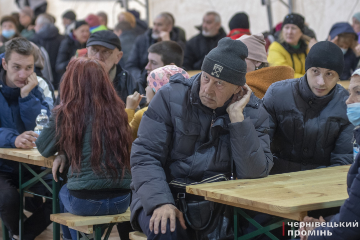 Іспанські доброчинці розгорнули гуманітарну базу на Соборній площі у Чернівцях