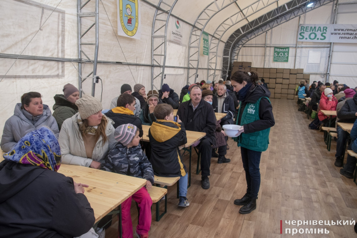 Іспанські доброчинці розгорнули гуманітарну базу на Соборній площі у Чернівцях