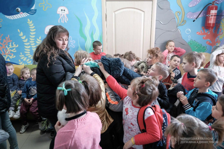 Для діток з Миколаївщини, яких евакуювали на Буковину, провели розважальний тур