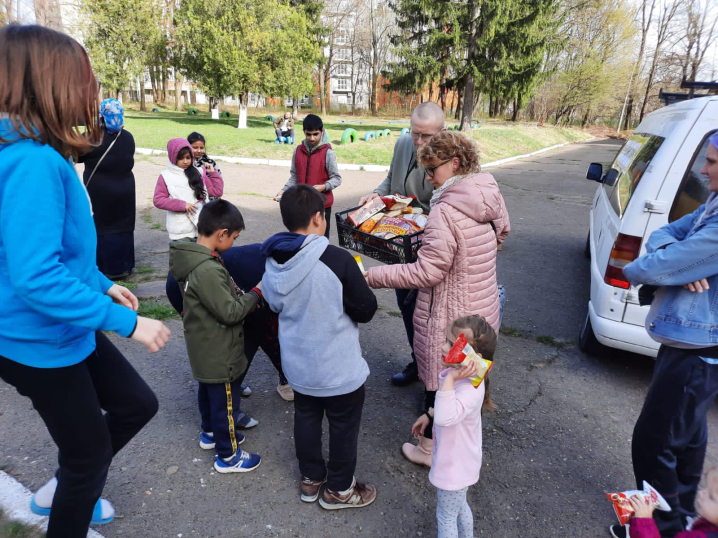 Вимушені переселенці отримують допомогу із Гуманітарного штабу Буковини