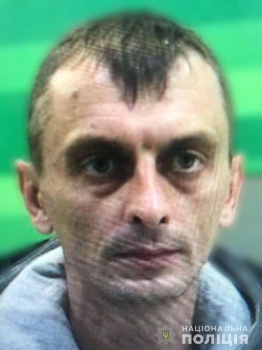 ​​Увага, поліція розшукує чоловіка, який кинув у поліцейських гранату