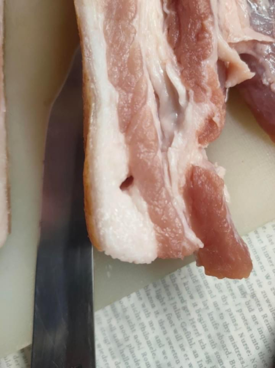М‘ясо з «сюрпризом»: напередодні Великодня чернівчанка купила шматок м‘яса з паразитами