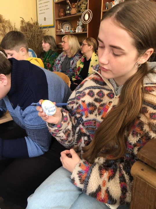 На Буковині діти переселенці взяли участь у майстеркласі з писанкарства 