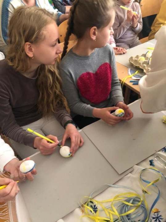 На Буковині діти переселенці взяли участь у майстеркласі з писанкарства 