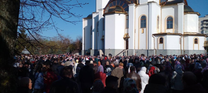 Рекордна кількість вірян прийшла на Великдень до українських церков у Чернівцях