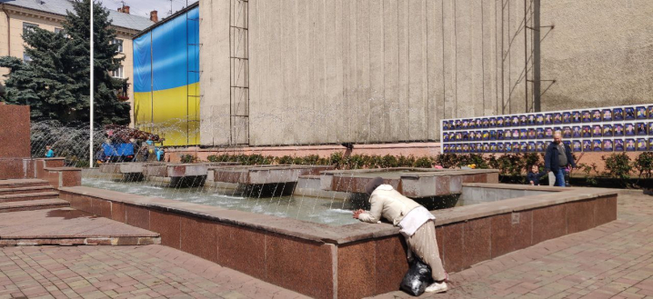 У центрі Чернівців встановлюють новий банер: як до цього ставляться містяни