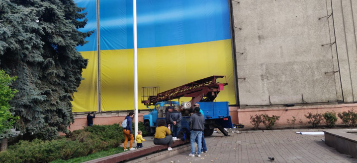У центрі Чернівців встановлюють новий банер: як до цього ставляться містяни
