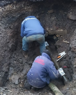 У Чернівцях під час ремонту вулиці Кармелюка каналізаційний люк залили асфальтом - водоканал