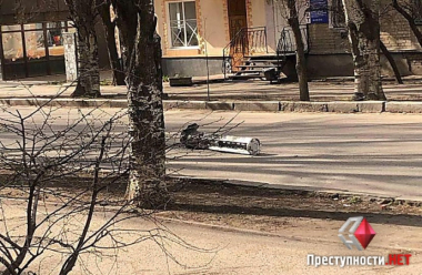 Біля зупинки у Миколаєві розірвалися касетні снаряди: є загиблі