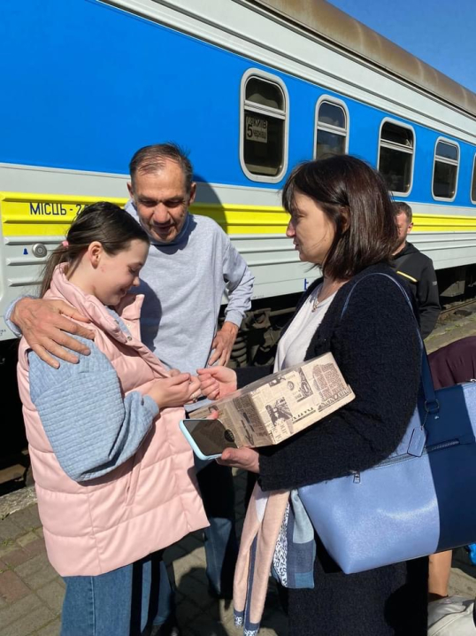Кіра Обединська, яку росіяни примусово вивезли з Маріуполя, приїхала в Чернівці Кіра Обединська, яку росіяни примусово вивезли з Маріуполя, приїхала в Чернівці