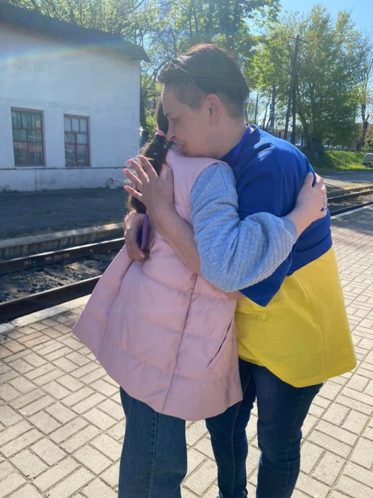 Кіра Обединська, яку росіяни примусово вивезли з Маріуполя, приїхала в Чернівці Кіра Обединська, яку росіяни примусово вивезли з Маріуполя, приїхала в Чернівці