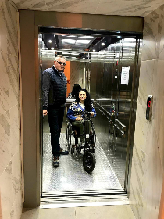 У Сторожинецькій лікарні встановили просторий новий ліфт