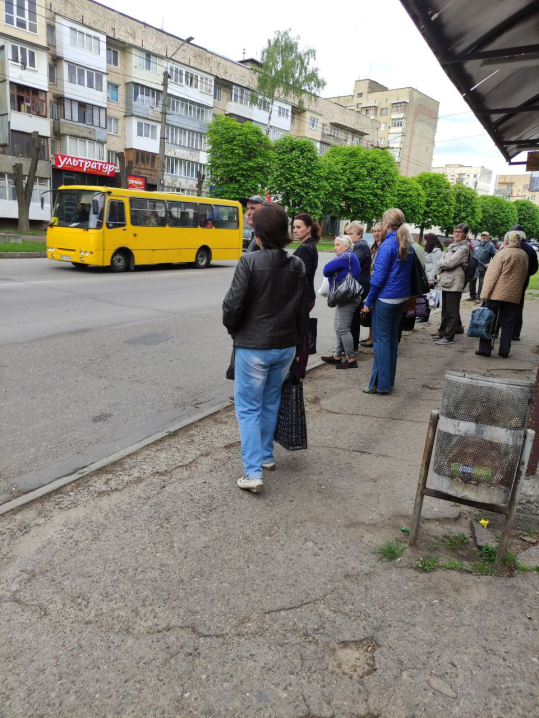 Скупчення на зупинках: у Чернівцях тролейбуси не справляються з пасажиропотоком