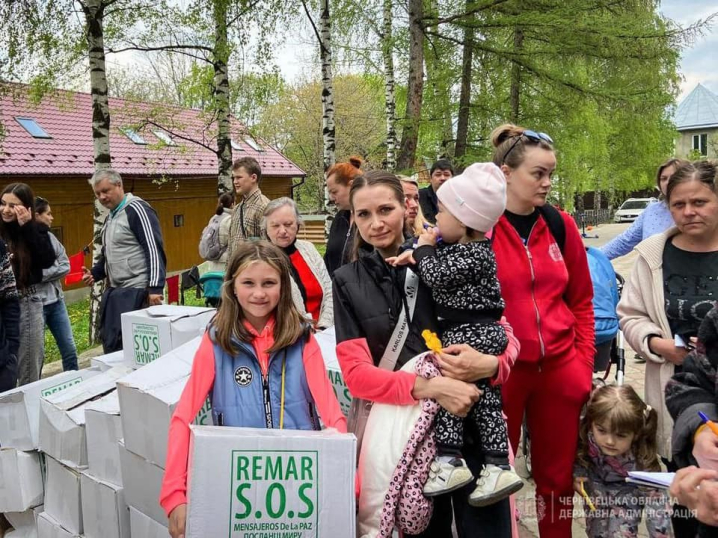 Іспанські благодійники передали допомогу переселенцям, які проживають на Буковині