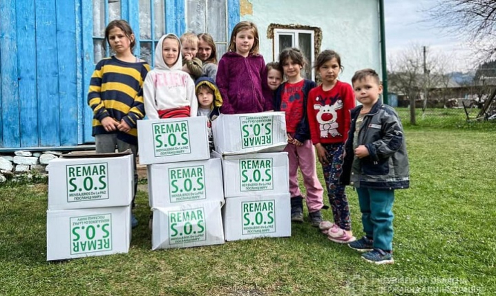 Іспанські благодійники передали допомогу переселенцям, які проживають на Буковині