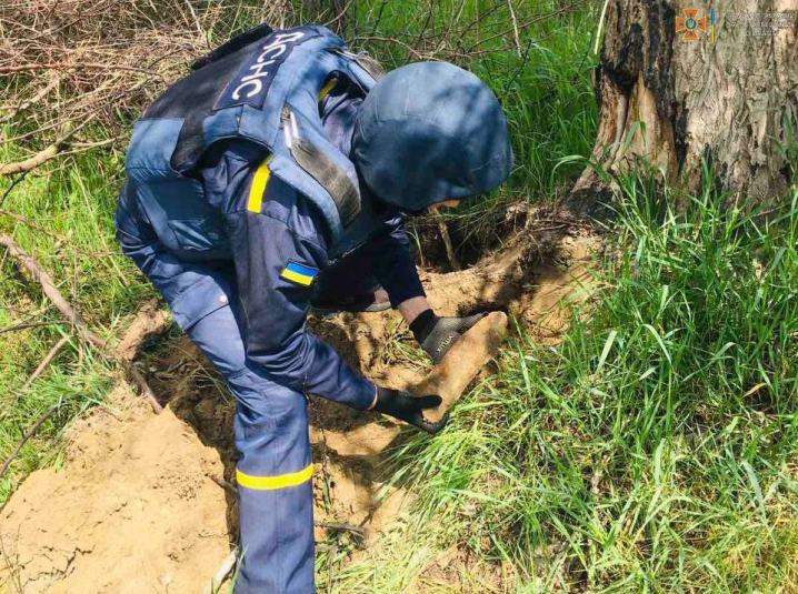 На Буковині піротехніки знищили артилерійські снаряди часів Другої Світової війни На Буковині піротехніки знищили артилерійські снаряди часів Другої Світової війни