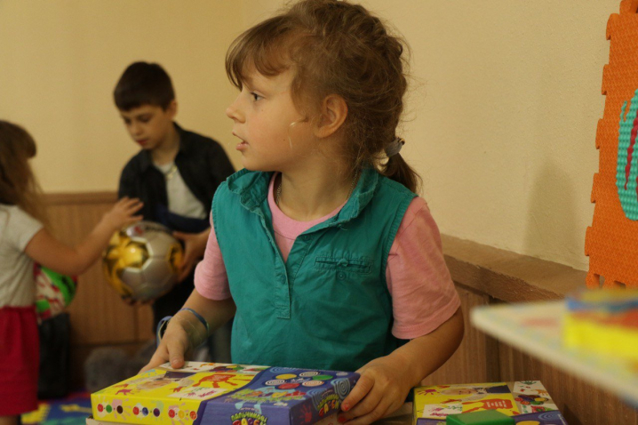 У Чернівцях благодійники облаштувала дитячий простір для найменших переселенців
