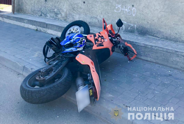 Влетів у бетонну стіну: на вулиці Кармелюка у ДТП загинув мотоцикліст